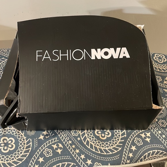 Black shiny Pump heels size 9. - Picture 4 of 5